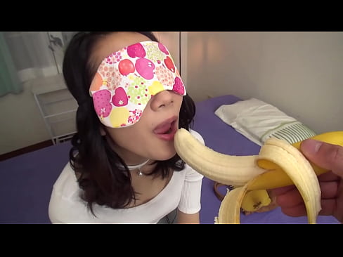 目隠しで口の中身を全部当てれたら賞金!仕事帰りの美人スレンダーOLりょうこさん(23)がチャレンジ!う○い棒の味を次々当て続け、賞金獲得と思いきや、チョコまみれのチ○ポが解らない…!舐めたくられてビンビンに勃起したチョコ味チ○ポを目の前に、諦めがつかない彼女に救済提案!SEXできたら賞金獲得。ノッてきた彼女を押し倒し、SEX開始!パンツを脱がすと既にトロっと透明な愛液が!ハードピストンの膣快感に仕事帰りの疲れも忘れて喘ぐ喘ぐ!