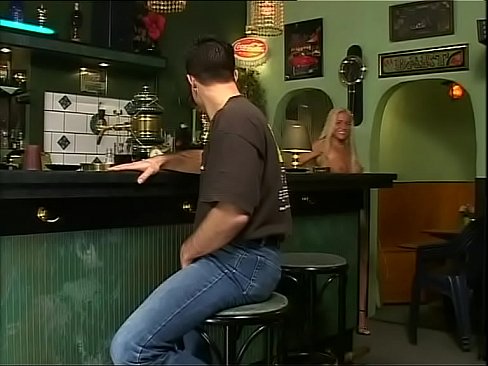Doppia penetrazione d'una bionda troia in un bar