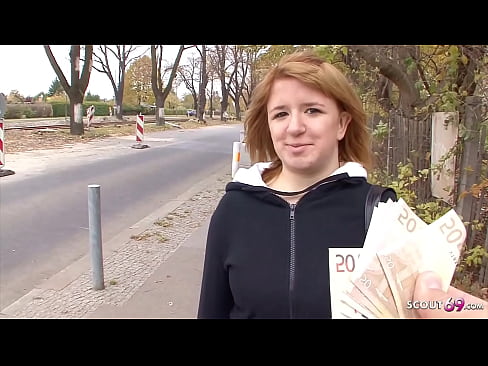 Hässliche und ungefickte deutsche Studentin von alten Typen abgeschleppt