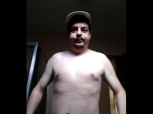 Homem sensual se tocando e se acariciando