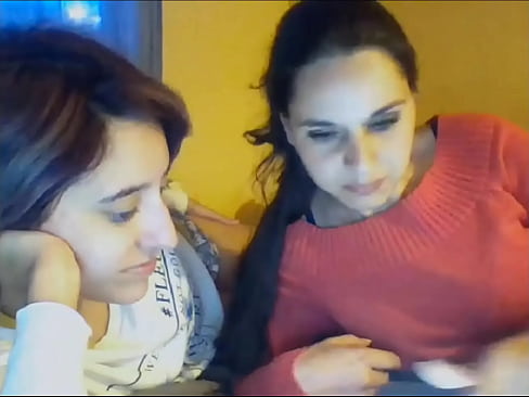 dos chicas jugando muy exitadas