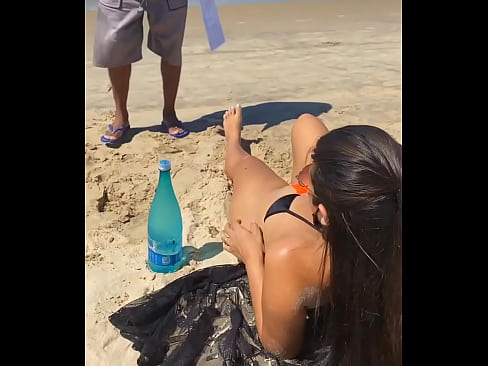 Homens ficam loucos vendo Luana Kazaki quase nua na praia!!!!