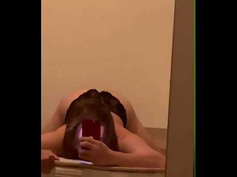 Amy Shelb bouge le cul devant son miroir