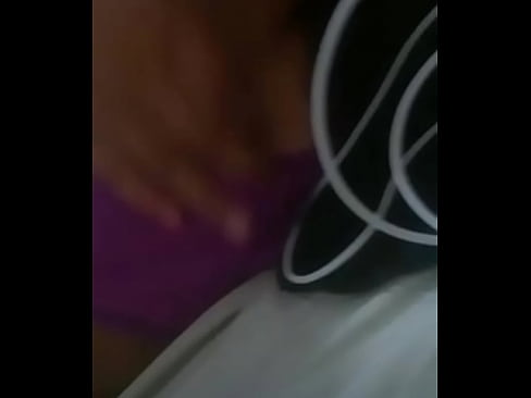 Novinha mostrando o peito ao vivo no periscope