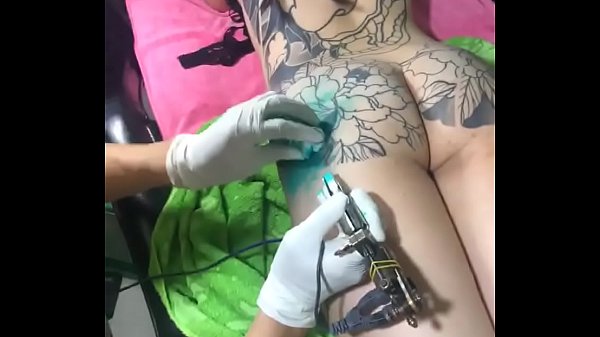 Viet girl make a tattoo