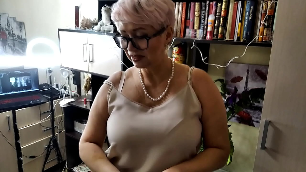 Shameless russian mommy fucks herself with a carrot! And it looks like a mature bitch with glasses really likes it! ))