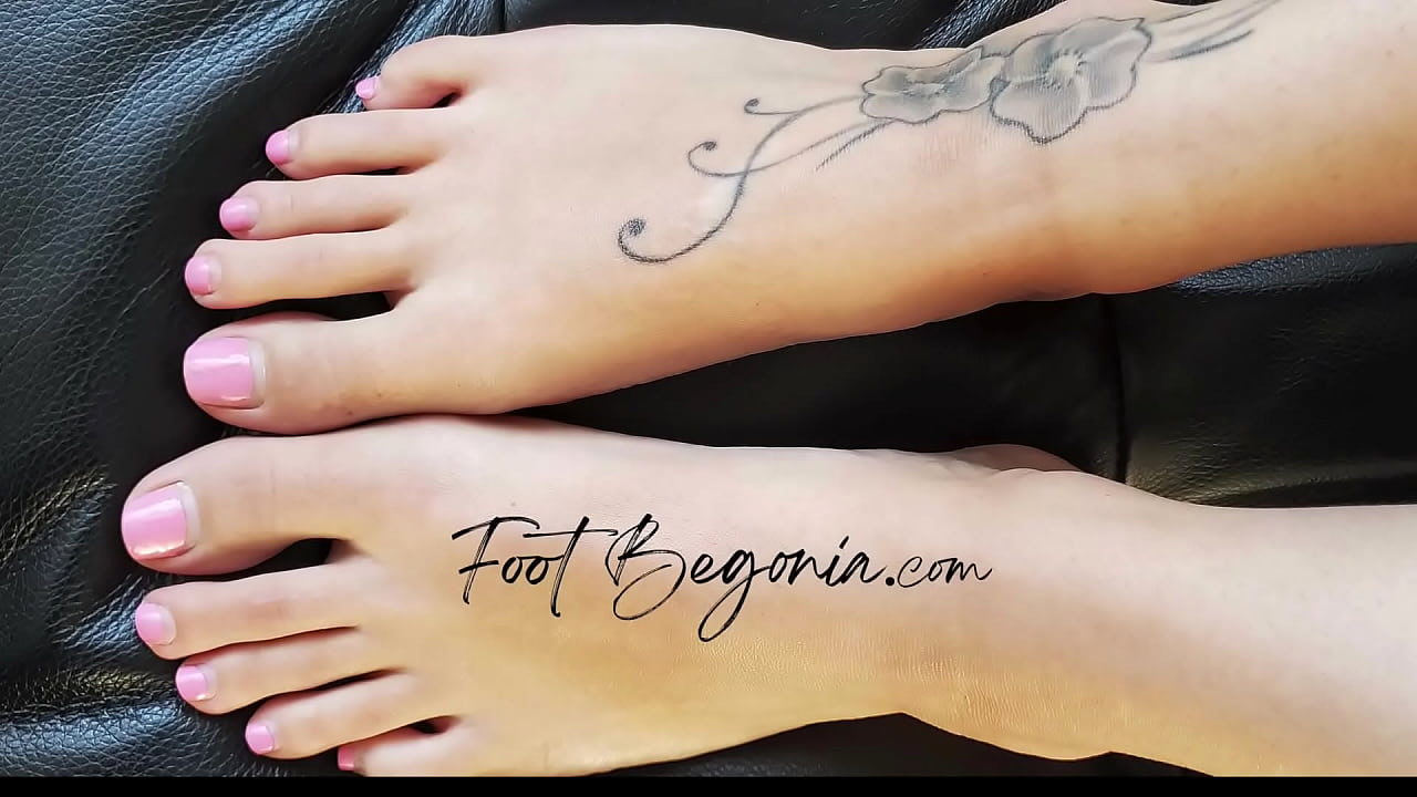 My closeup feet and hot toes wiggling feet worship