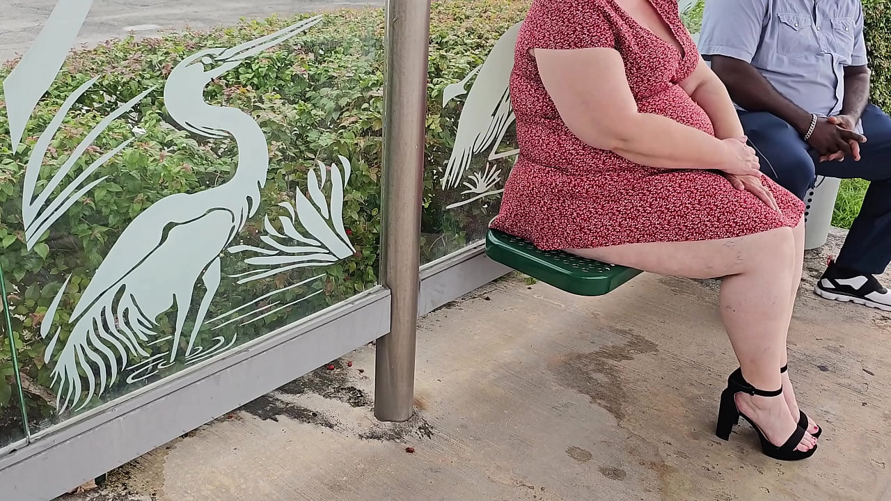 Milf went home with stranger she met at the bus stop