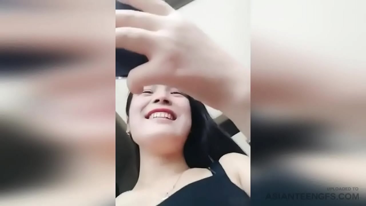 REAL Asian girlfriend is sucking cock in car