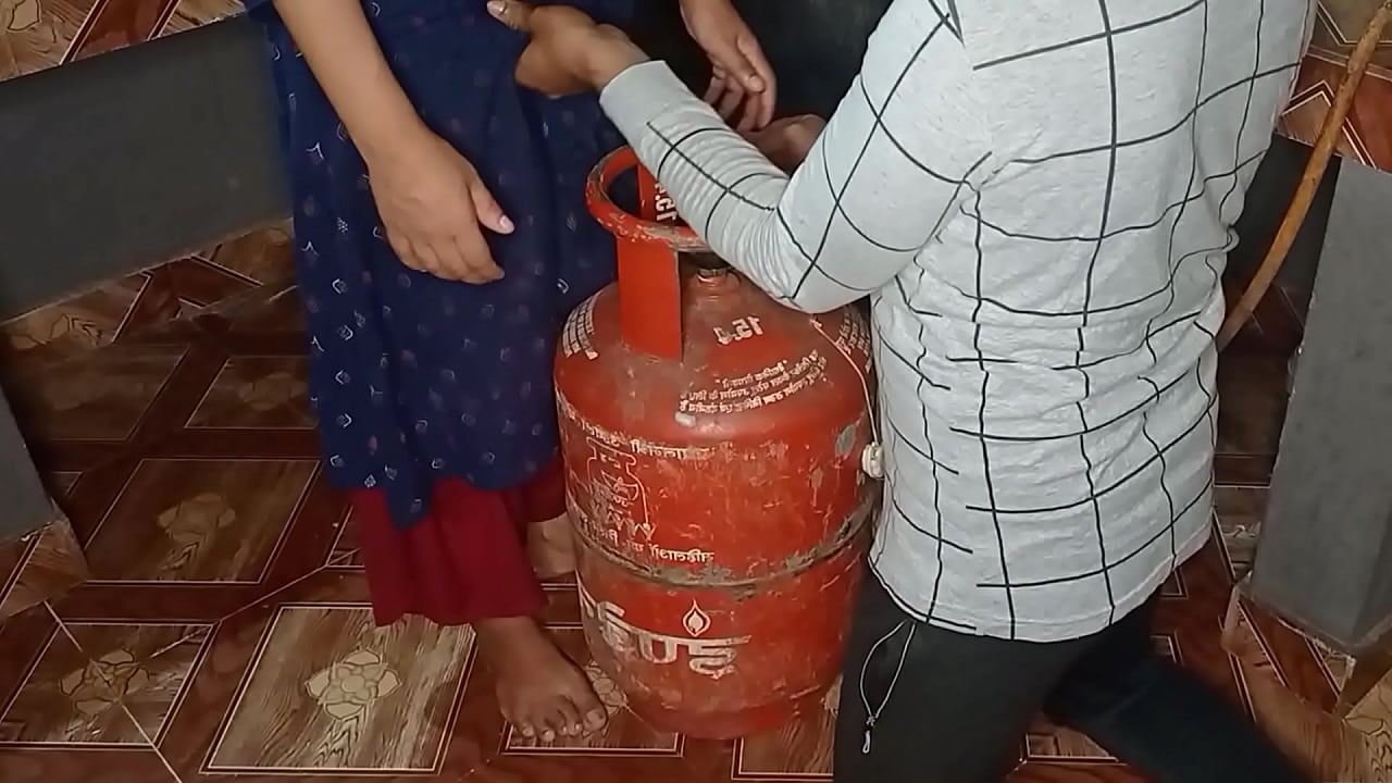 2023 new year, solved the problem of thirsty sister-in-law's pussy along with gas cylinder, fucked in the kitchen