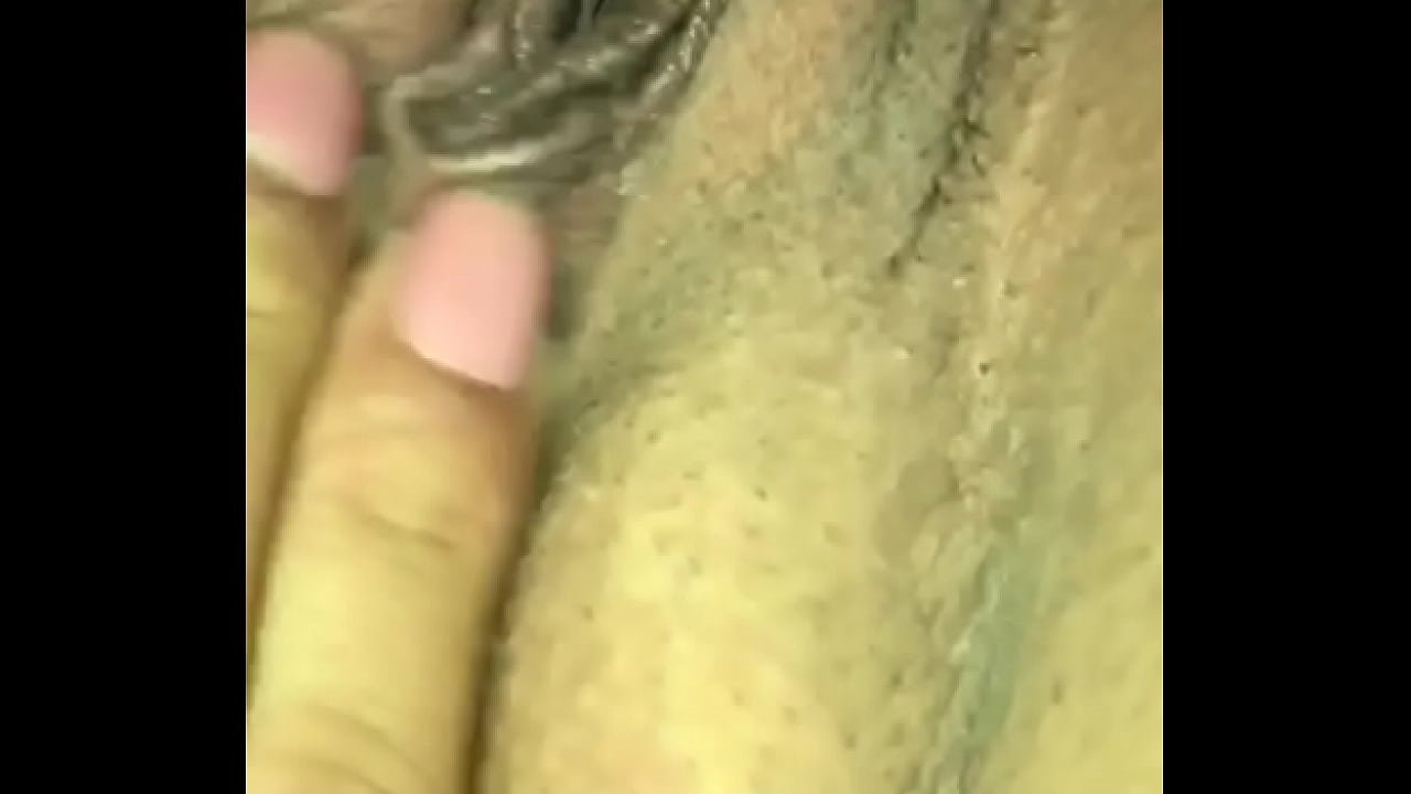 Olivia se mete los dedos en la vagina carnosa rica