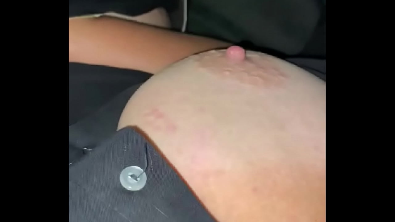 Esposa masturbandose en el auto muy mojada