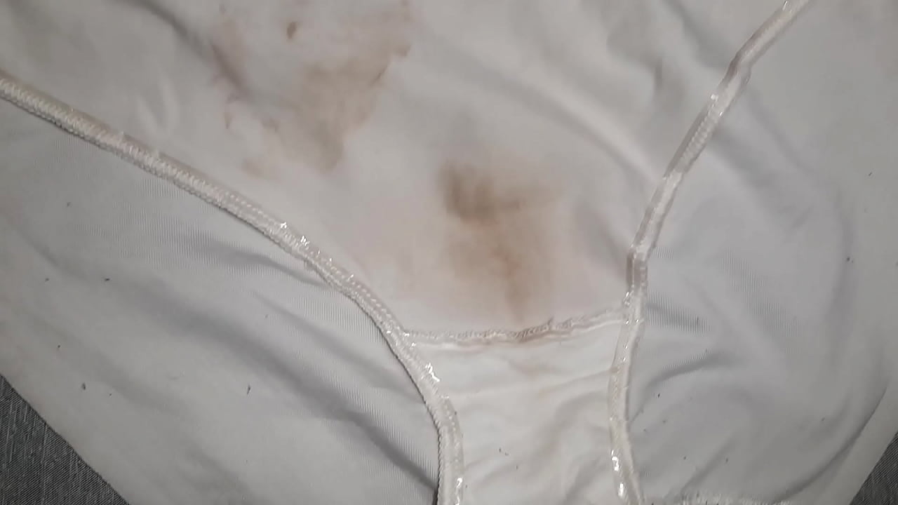 Masturbándome con los panties usados de mi amiga, huelen rico a su flujo vaginal