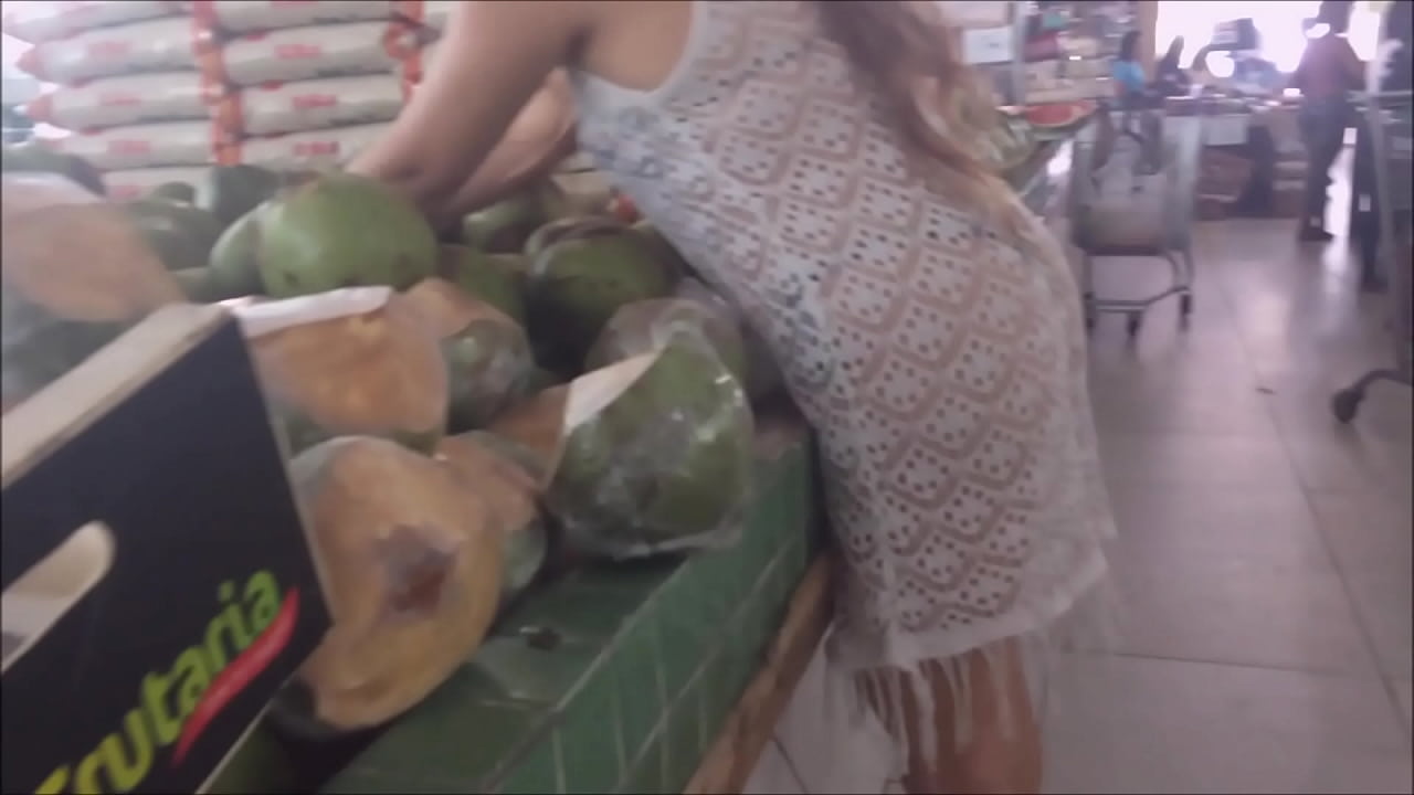 Kellenzinha esposinha hotwife entra semi nua no supermercado lotado para exibir a sua bunda grande