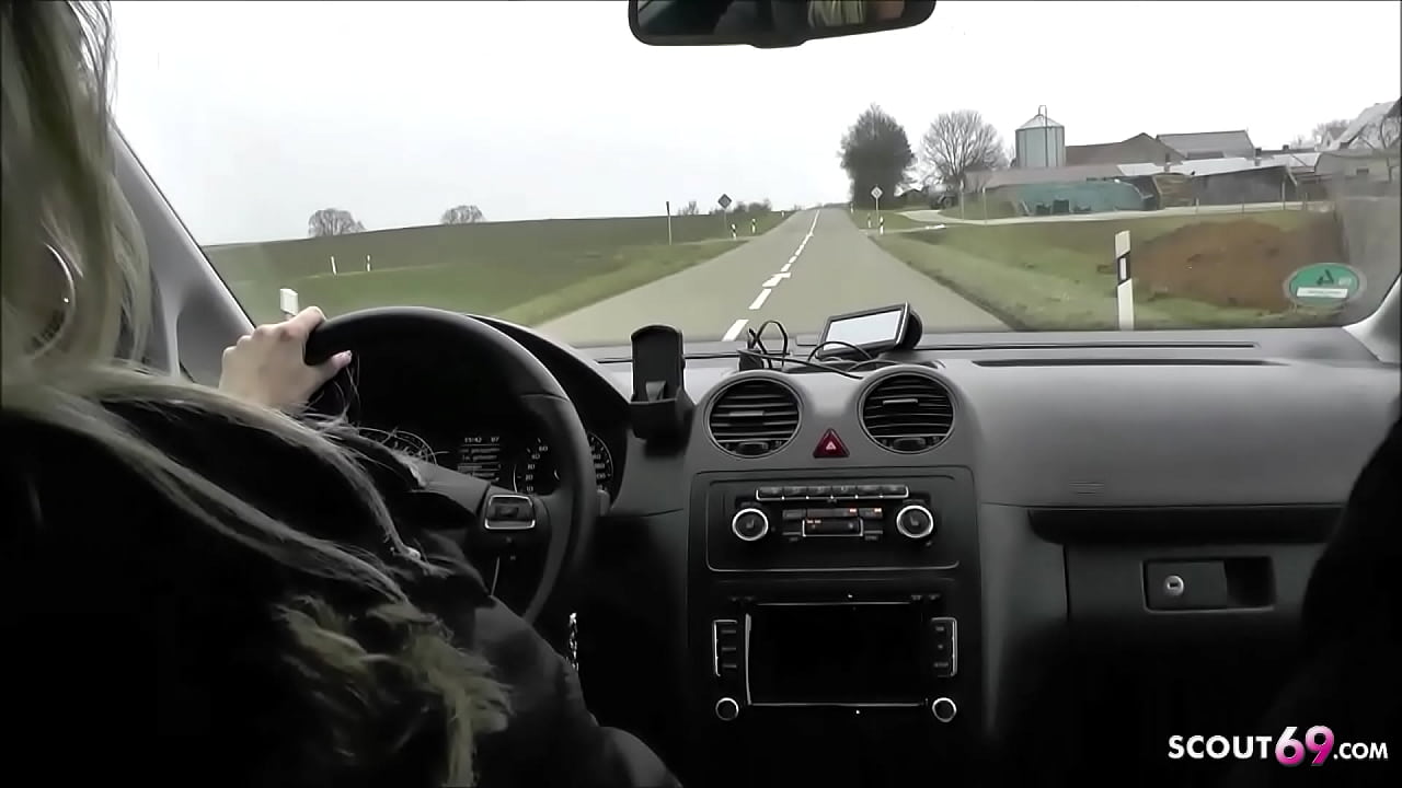 Deutsche blonde Hausfrau fickt mit jungen Anhalter nach der Arbeit im Auto auf Feldweg rum