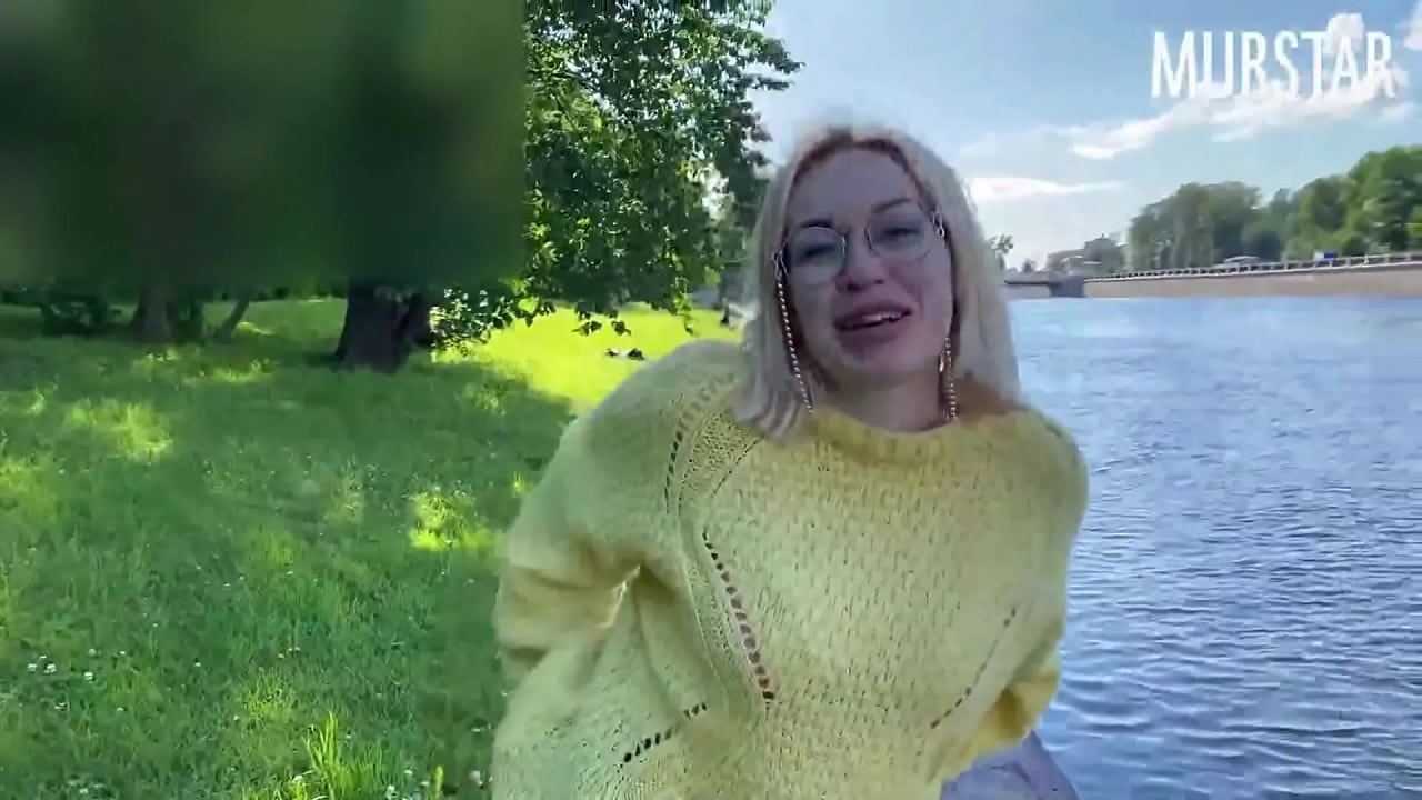 Spread the webcam girl for a blowjob in the park!