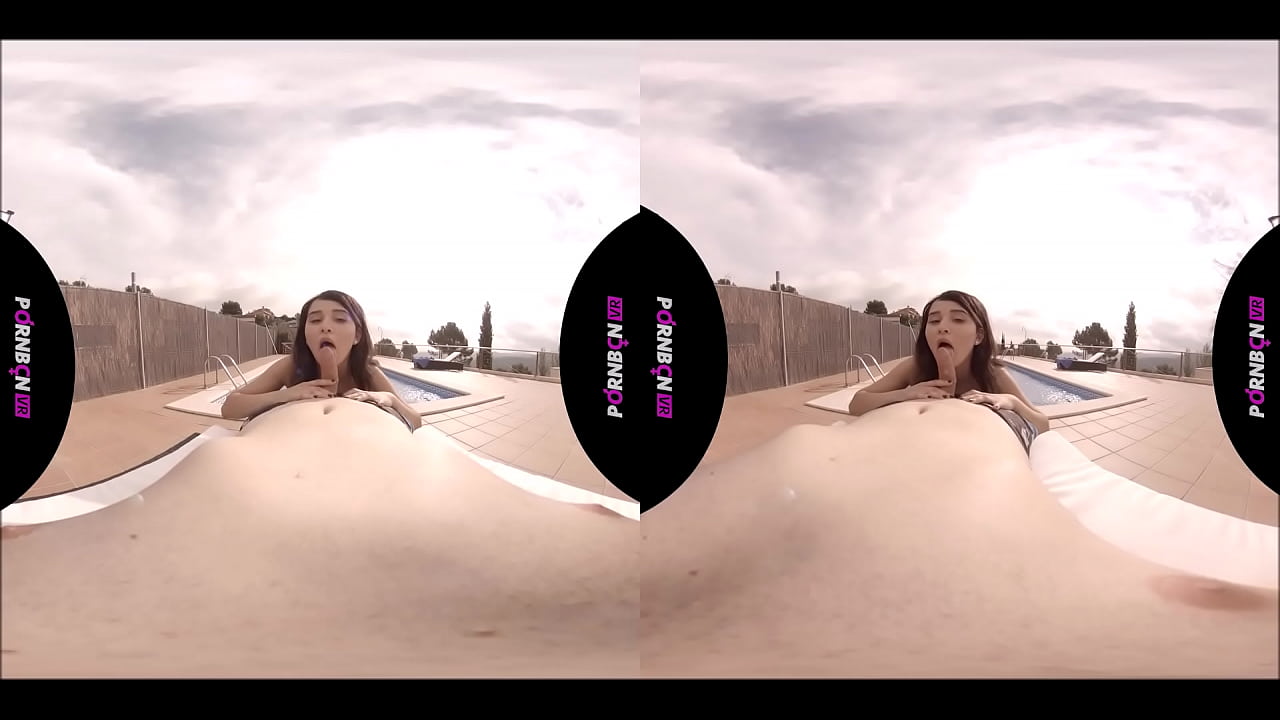 PORNBCN VR 4K | Joven amateur follando en la piscina publica exterior Mia Navarro realidad virtual 180 3D POV latina porno español spanish blowjob