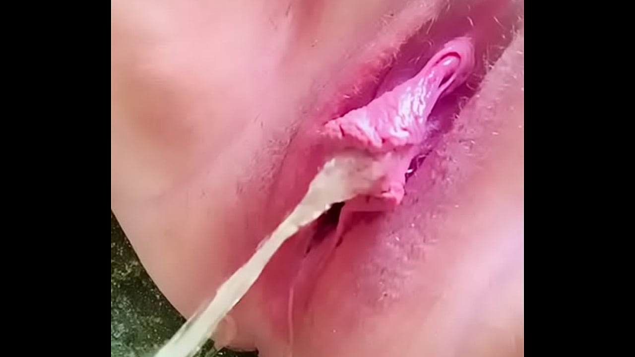 Big pussy lips taking a peeing