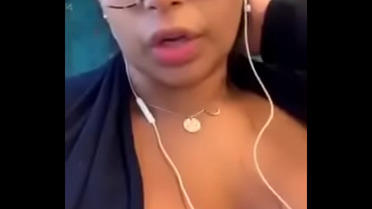 Chica hot en tren masturbándose
