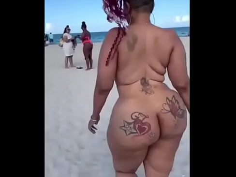 Donkere chick met big ass op naakt strand