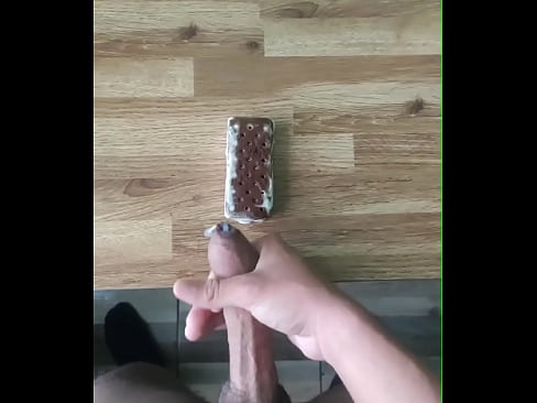 Chico se masturba y se corre en ice cream