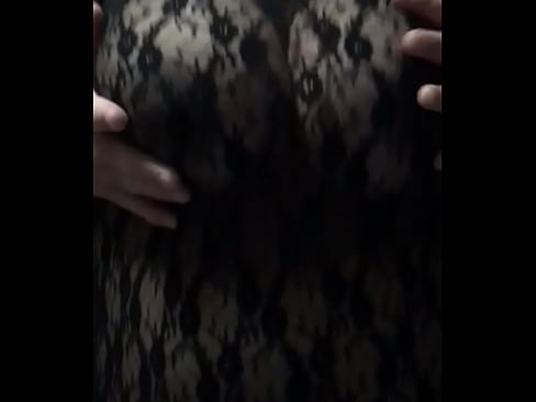 Mi esposa mostrando sus grandes pechos