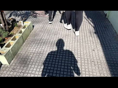 marcando tanga caminando por la calle