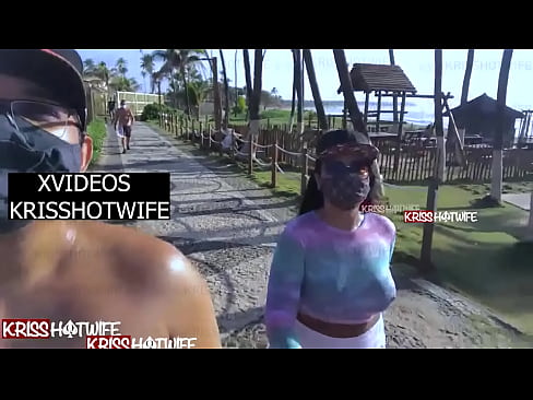 Kriss Hotwife Se Exercitando Na Praia Pública Lotada Com Blusa Totalmente Transparente Deixando Os Peitos a Mostra