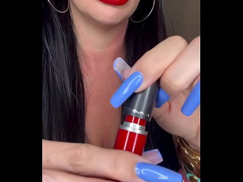 Mulher com lábios carnudo passa batom vermelho e sexy