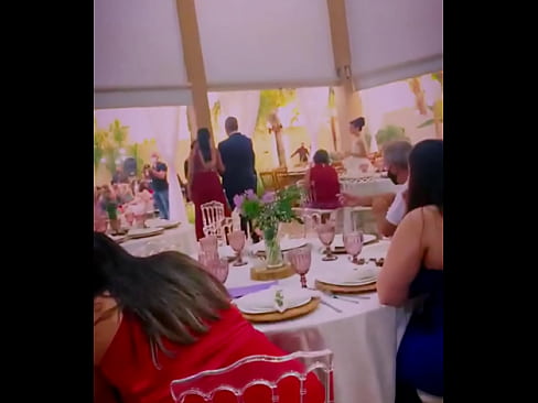 Esposacasual mostrando o corpo em uma festa de casamento enquanto o marido filma
