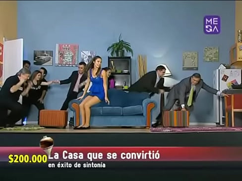 vanesa borghi modelo sin ropa interior en programa de tv en vivo con minifalda