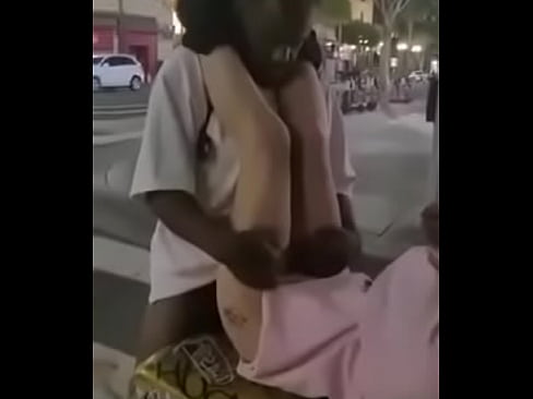 En plena calle homeless follan sin miedo