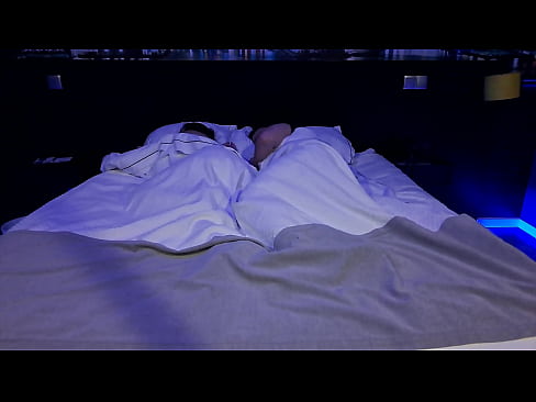 Esposa latina enojada y culona comparte cama con el amigo de su marido