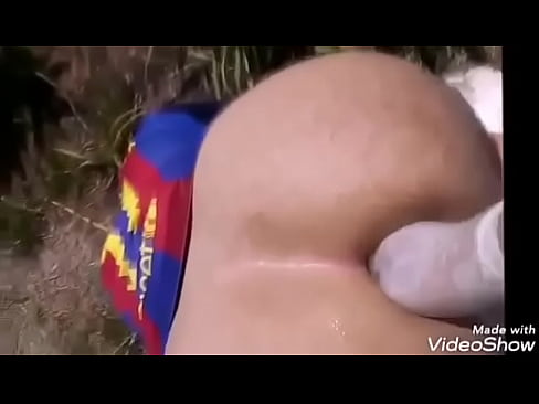 Enfiando a mão no cu grande do amigo