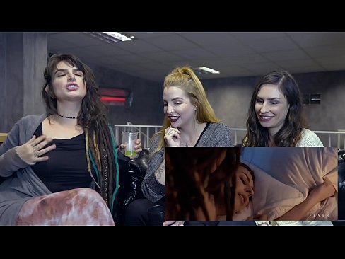 Dread, Clara e Emme juntinhas vendo filme Wake Up