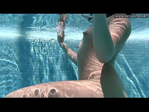 Swimming pool babe Jessica shows ass and pussy