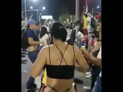 Chica sale a protestar en hilo dental a la calle