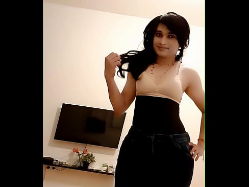 Hot Indian girl moves her sexy curvy body