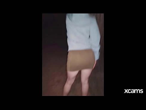 Amatrice française se gode la chatte en public la nuit