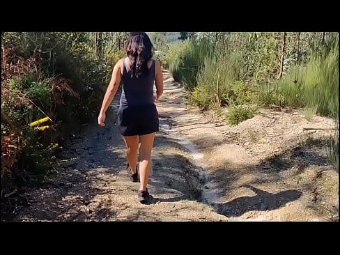 La madre de mi amiga se quita la ropa en el bosque durante un paseo.