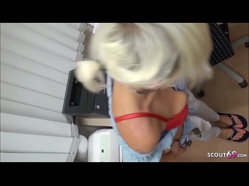 Junge Mitarbeiterin in Samen Klinik treibt es im Dreier mit 2 Kunden um ihre Sahne zu kriegen - German Threesome