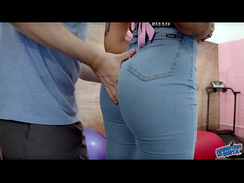 Incredbiel Bubble Butt & Cameltoe in Very Tight Denim Latina Babe!