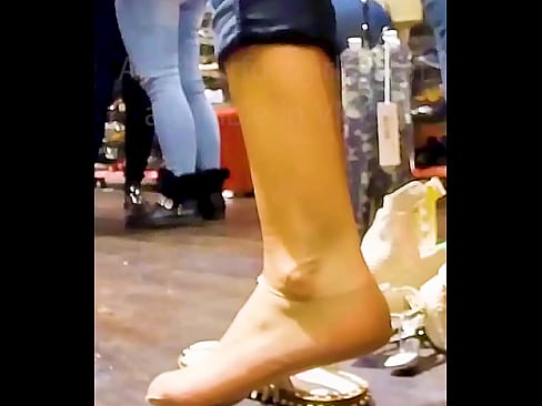 My girl friend is s. out of her wet sweat sandales Footfetish Candid Foot Girls, Voyer feet