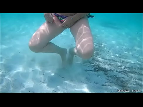 Lisa Melagio showa her pussy and ass while is swimming under water