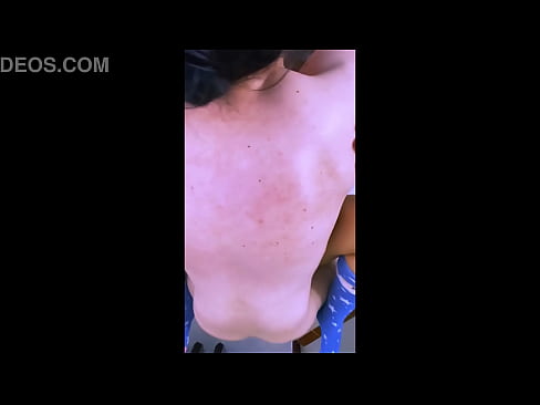 La hijastrastra se acurrucó en su regazo, sintiendo cómo su verga dura se frotaba contra su culo.  La hijastrastra se acurrucó en su regazo, sintiendo cómo su verga dura se frotaba contra su culo.